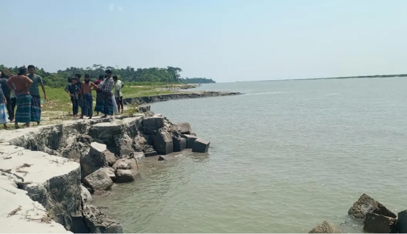 হাইমচরে অবৈধ বালু উত্তোলনে শতকোটি টাকার বাঁধ হুমকির মুখে, আটক ৫