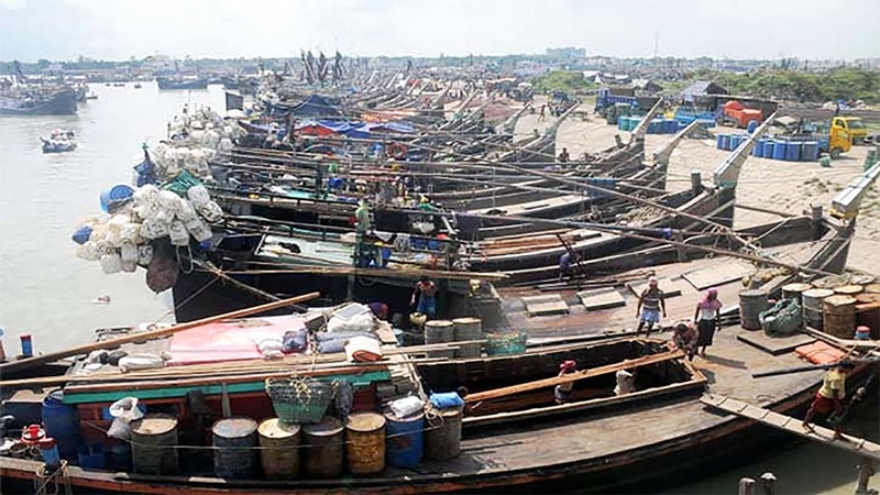 চট্টগ্রামে জ্বালানি সংকটে সমুদ্রগামী শত শত ট্রলার-জাহাজ অলস বসে আছে