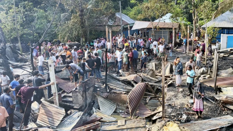 ফরিদগঞ্জে চাঁদপুরে ভয়াবহ আগুনে পুড়ল ২০ বসতঘর, নিঃস্ব ১১ পরিবার