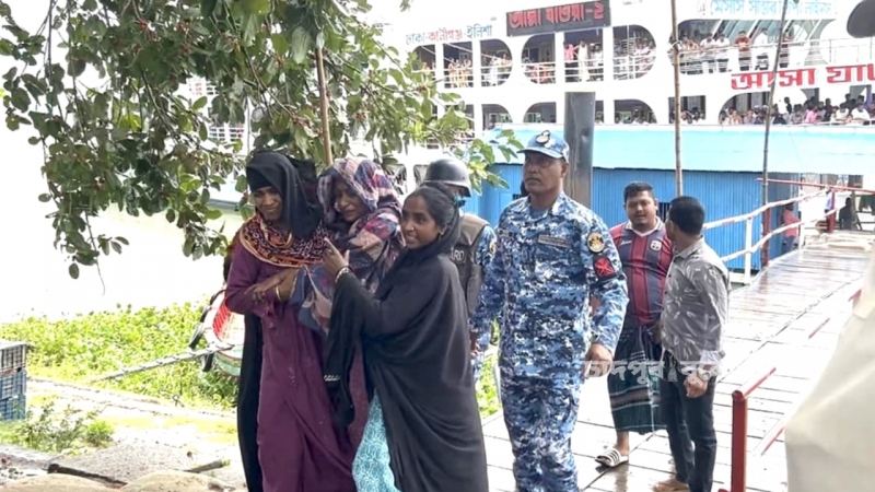 লঞ্চে প্রসবের পর সংকটাপন্ন মা ও নবজাতককে কোস্ট গার্ডের সহায়তা