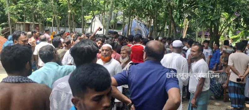 ফরিদগঞ্জের ধানুয়ায় বিদ্যুতের সংযোগ কাটতে গিয়ে অবরুদ্ধ পল্লীবিদ্যুতের কর্মীরা