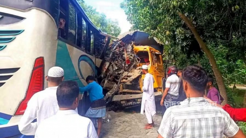 ট্রাক ও যাত্রীবাহী বাসের মুখোমুখি সংঘর্ষে ৩ জনের মৃত্যু, আহত ১৮