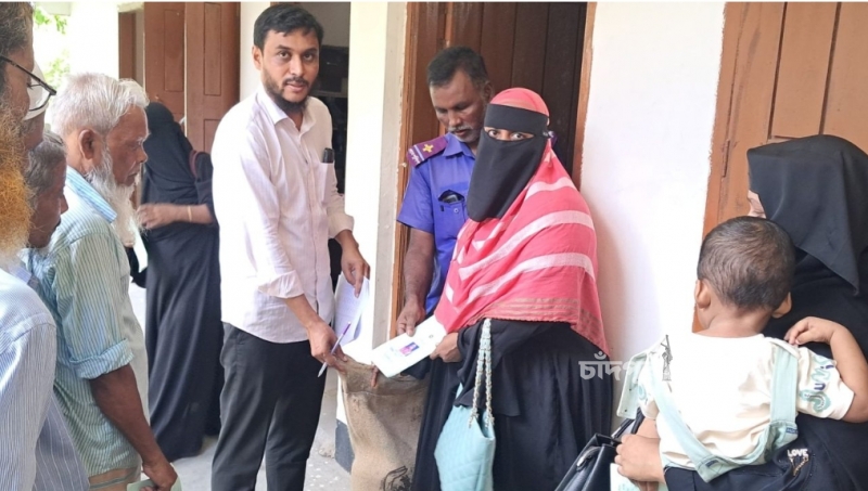 আশিকাটি ইউনিয়নে ভিডব্লিউবি উপকারভোগীদের মাঝে চাল বিতরণ