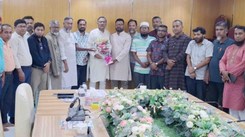 হাজীগঞ্জে এমপির সাথে প্রেসক্লাব নেতৃবৃন্দের মতবিনিময়