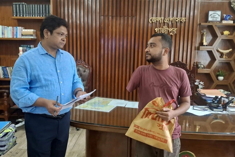মানবিক বাংলাদেশ গড়তে গণশুনানির গুরুত্ব তুলে ধরছেন গাজীপুরের ডিসি