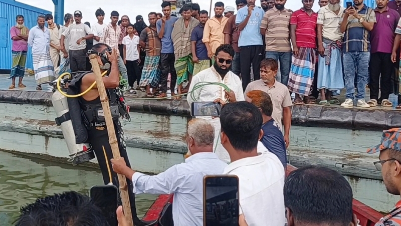 মতলব উত্তরে লঞ্চ থেকে নামার সময় নদীতে পড়ে যুবক নিখোঁজ, আটক ২