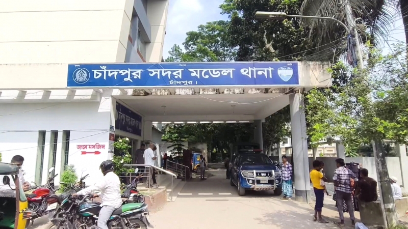 চাঁদপুরে পুলিশ পরিচয়ে অটোরিকশাচালককে জিম্মি করে টাকা আদায়, আটক ৪