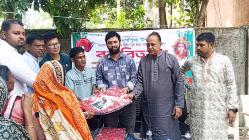 মতলবে যুব ঐক্য পরিষদের উদ্যোগে অসচ্ছল ও প্রতিবন্ধীদের মাঝে বস্ত্র বিতরণ